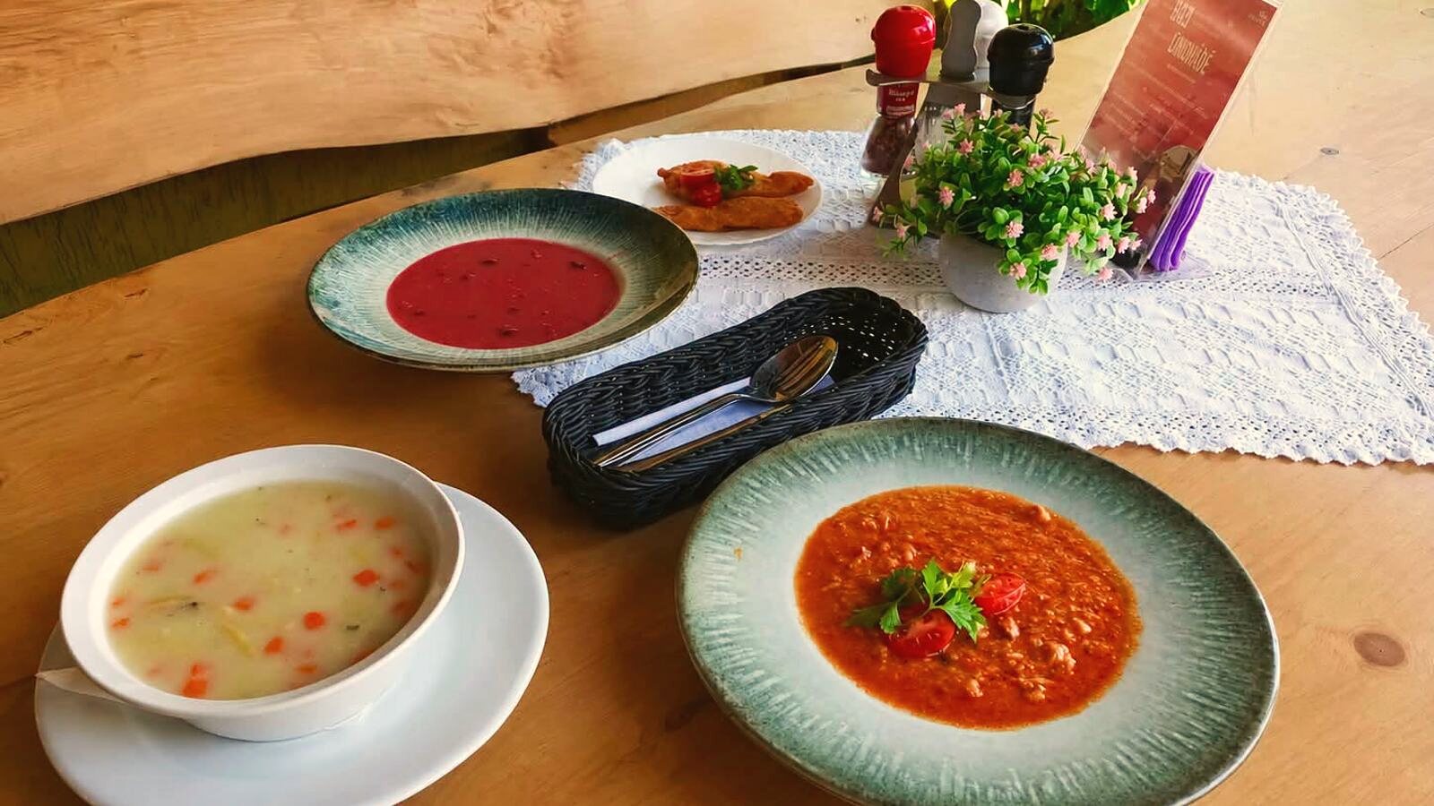 Terített asztal a Holiday Cafe éttermében, két leves és egy főétel