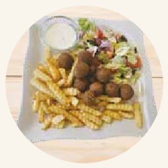 Falafel tál: falafelgolyók, saláta, hasábburgonya és öntet
