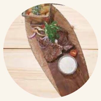 T-bone steak fatálcán, külön tálkában mártással és sült burgonyával